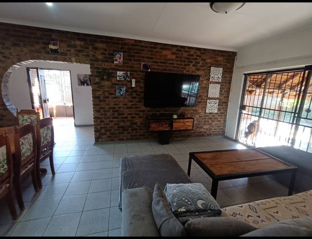 3 BEDROOM HOUSE FOR SALE IN VANDERBIJLPARK SE 4